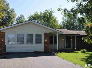 1705 S Eastwood Dr, Mc Leansboro, IL 62859