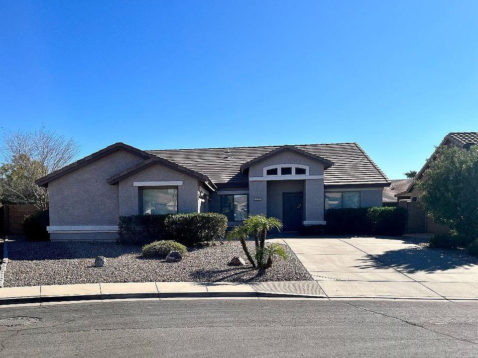 Desert Landscaped yard with sprinkler system