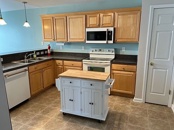 4th image of 408 Moat Ct