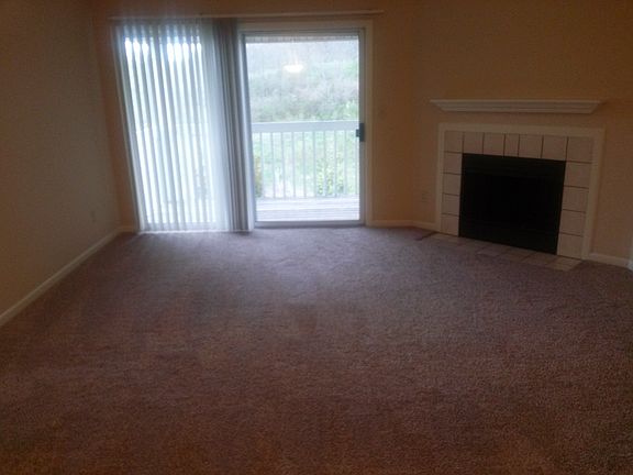 Living Room (fireplace not in available option)