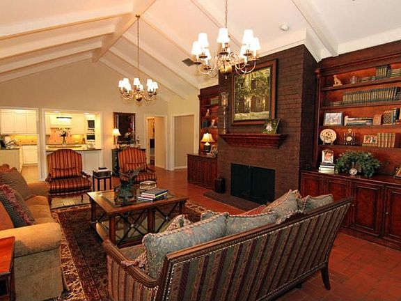 3rd image of 4901 Greenbriar Dr