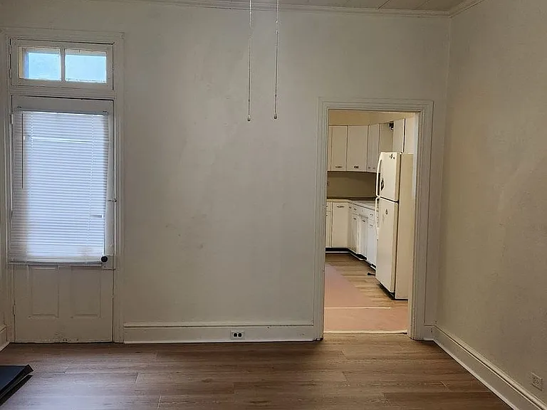 582 W King St — Photo 3