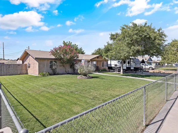 561 W Bradbury Avenue, Pixley, CA 93256