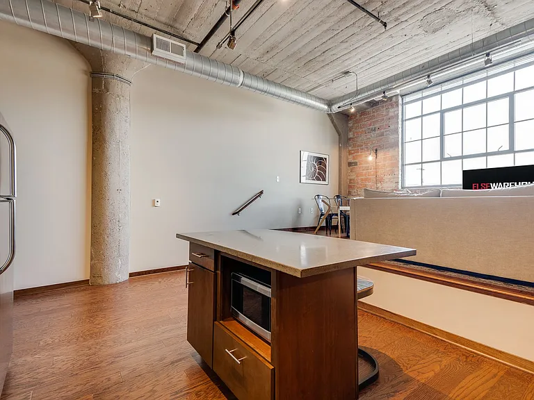 ElseWarehouse in the North Loop — Photo 15