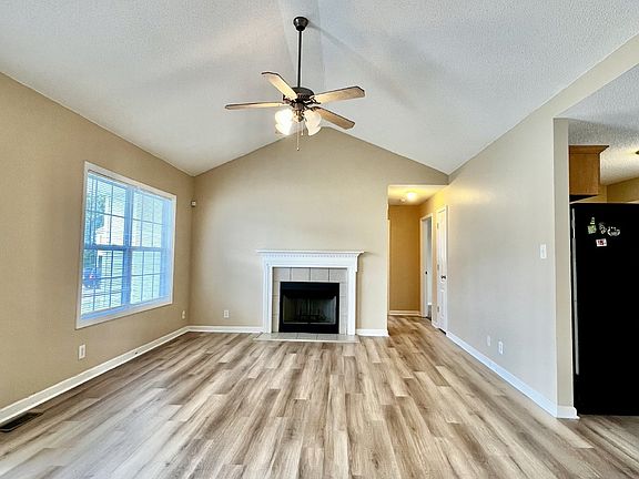 3rd image of 397 Paris Dr