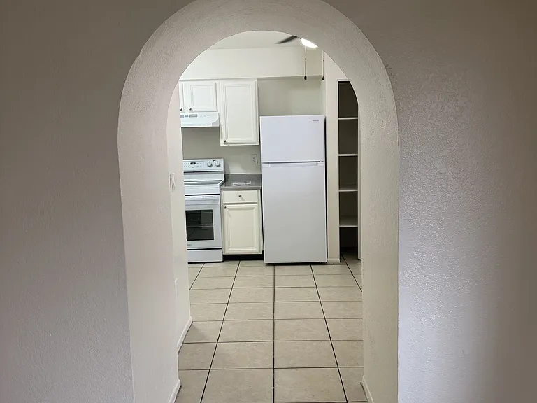 1207 E Jarvis Ave — Photo 5