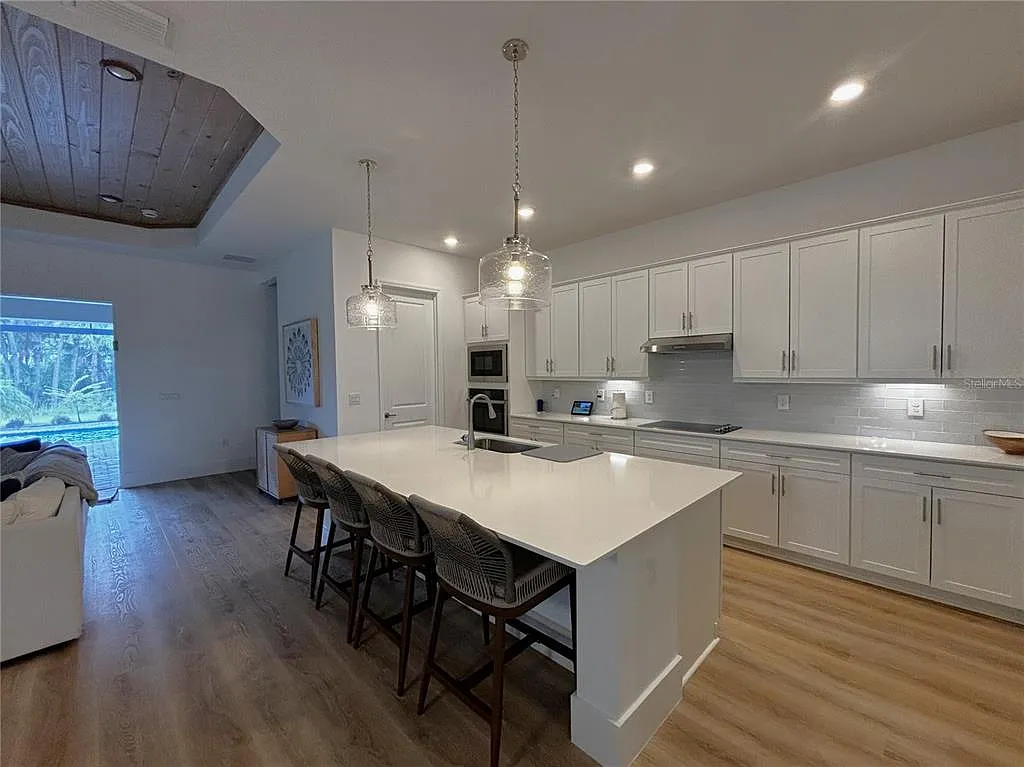 3 bed, 3.0 bath, 2245 sqft, $9,500 — Photo 3