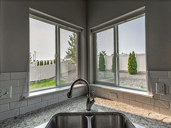 2488 E. Windrose Street - Main Level - Kitchen