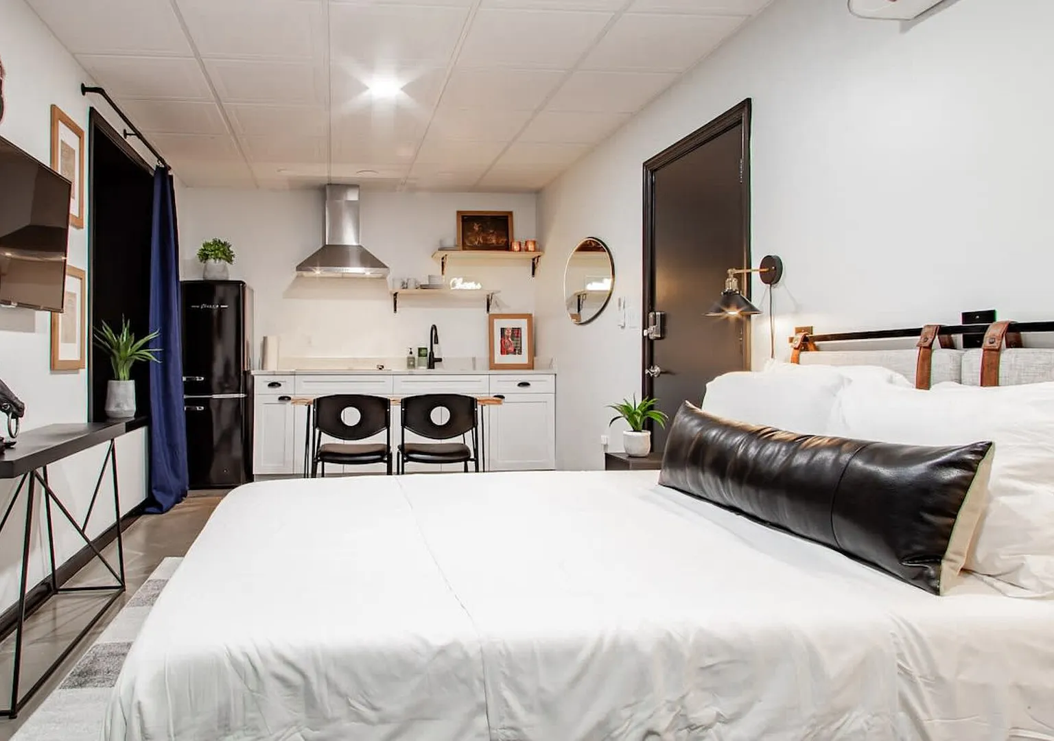 Tiny Space, Huge Charm - Near the White House — Photo 1
