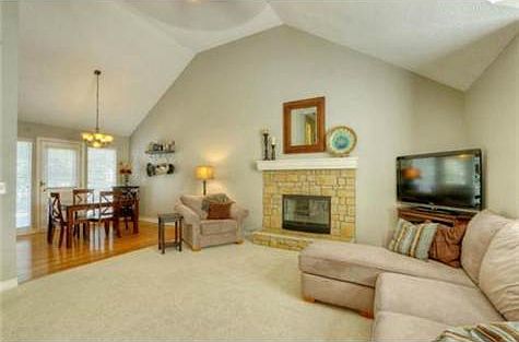 5th image of 15701 Foster St