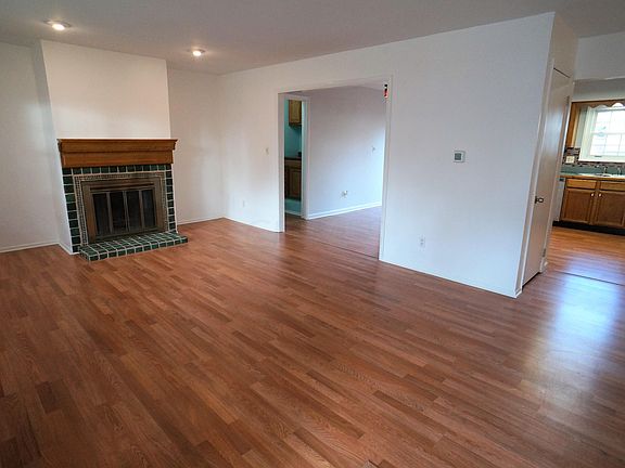 3rd image of 1572 Valley Dr