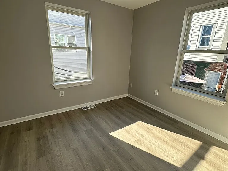 2242 Latona St — Photo 12