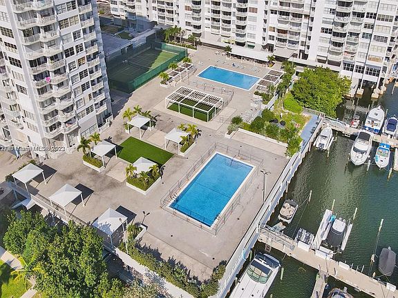 3rd image of 18031 Biscayne Blvd APT 1403