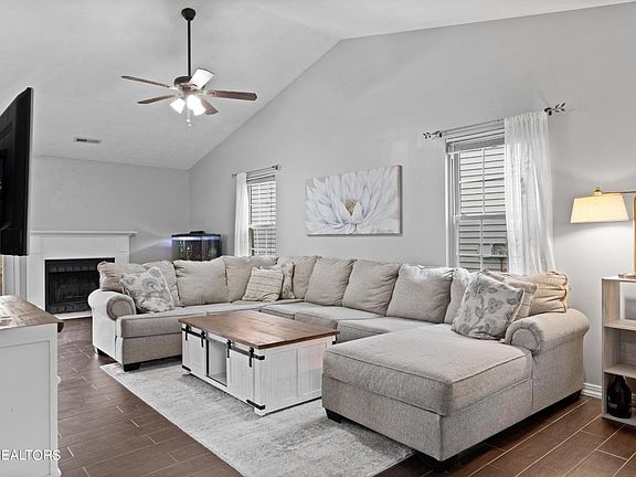 4th image of 3728 Holgate Ln