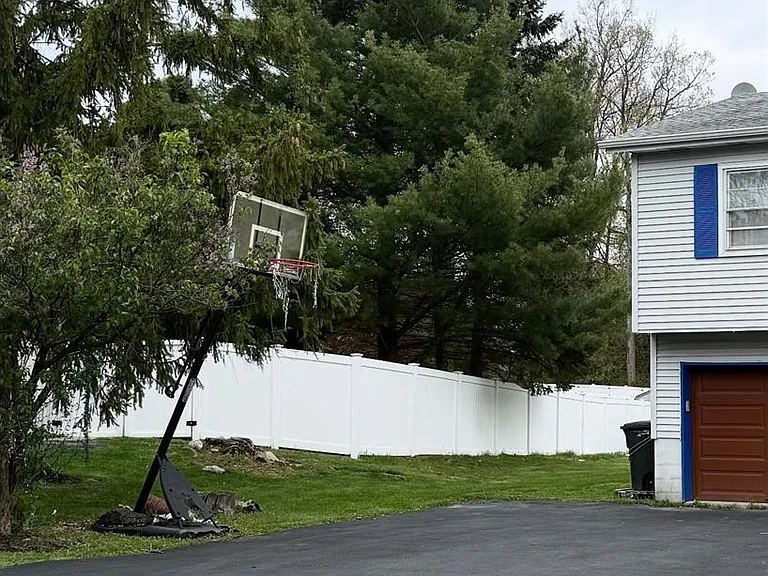 10 Candlewood Rd — Photo 2