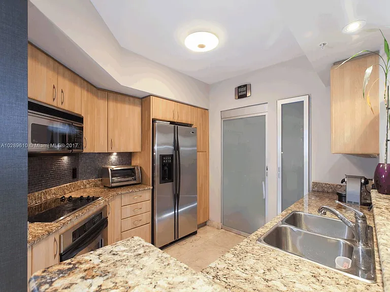 140 Meridian Ave — Photo 6