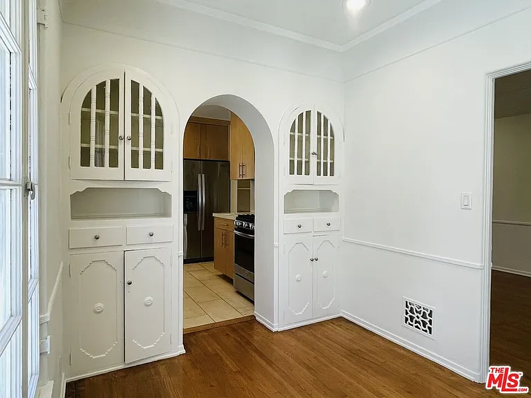 203 N Doheny Dr — Photo 9