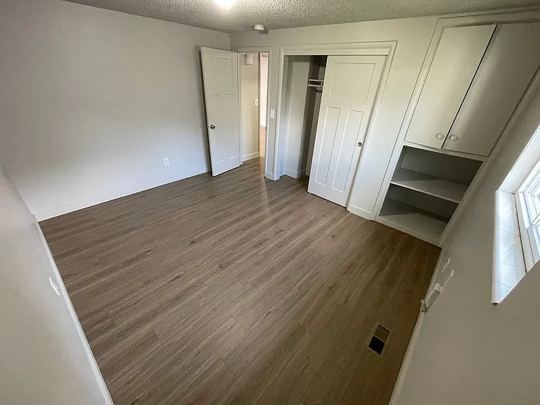 Newly remodeled three-bedroom apartment! — Photo 8