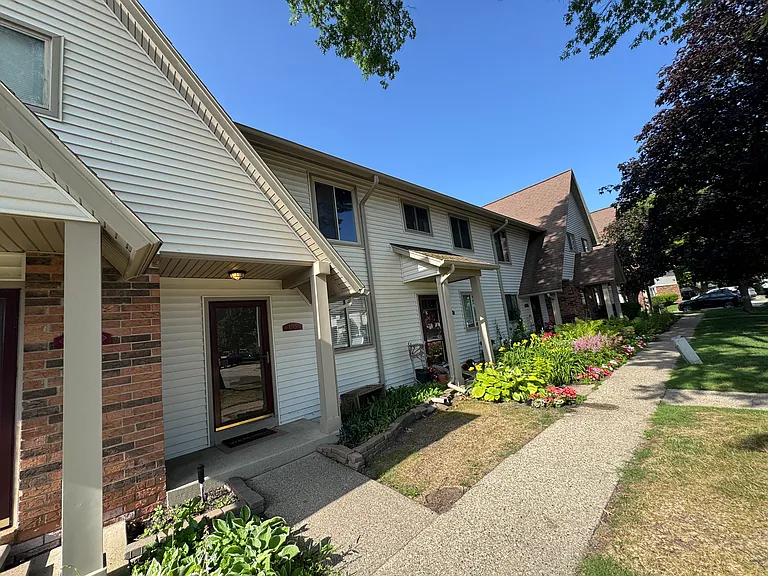 7300 Bluewater Dr #5 — Photo 1