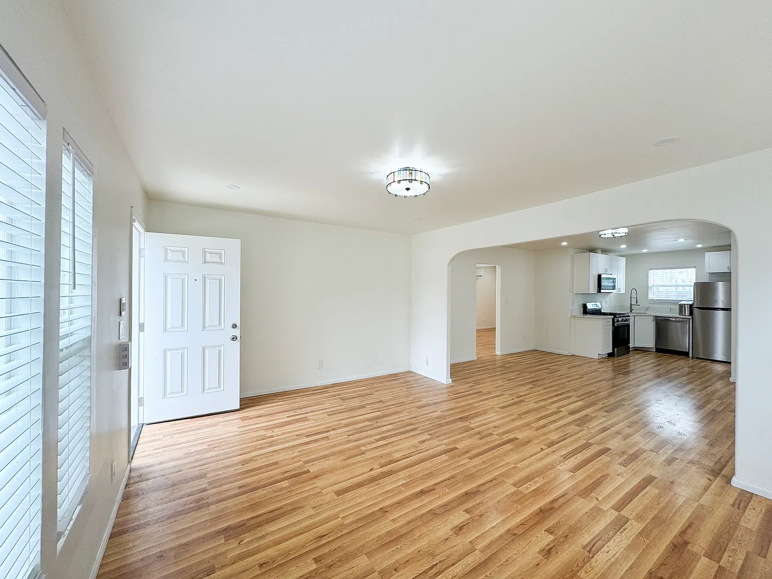 2 bed, 945 sqft, $3,500 — Photo 3