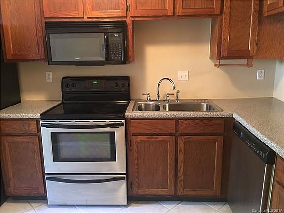 3rd image of 8217 Pineville Matthews Rd APT A