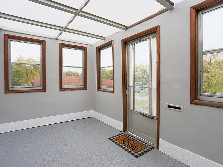 3340 Forest Lawn Ave — Photo 2