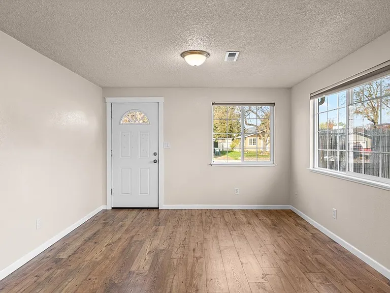106 N Buchanan Ave — Photo 6