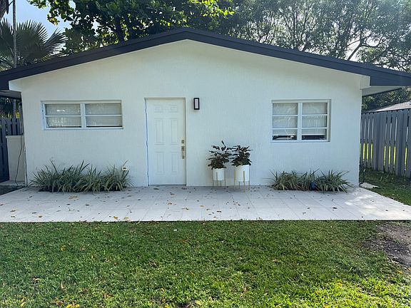 2nd image of 7215 Sunset Dr #101