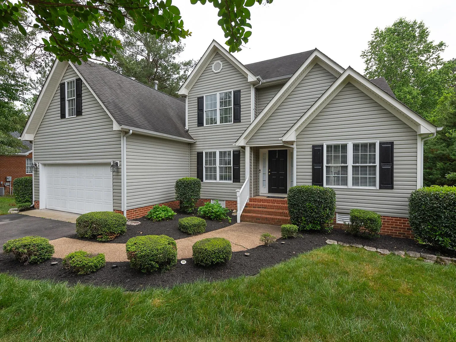 4 bed, 2.5 bath, 2837 sqft, $3,200 — Photo 2