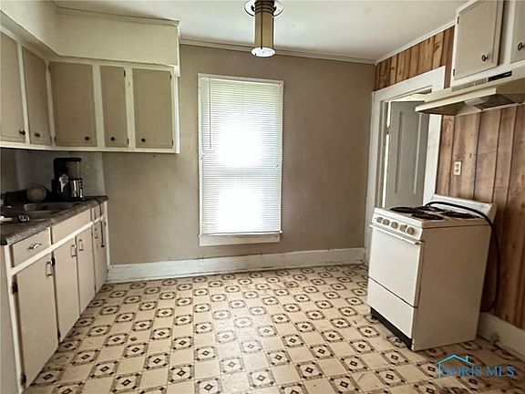 5th image of 411 Fairview St