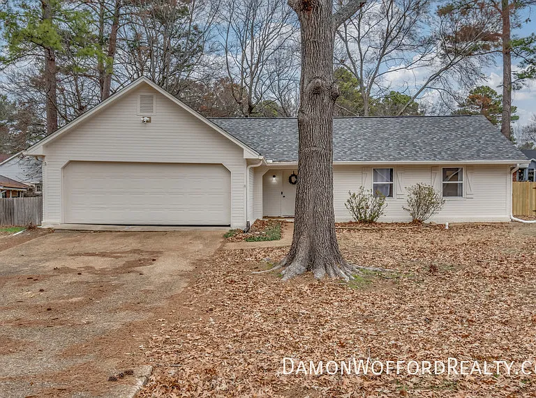 103 Live Oak Ln — Photo 1