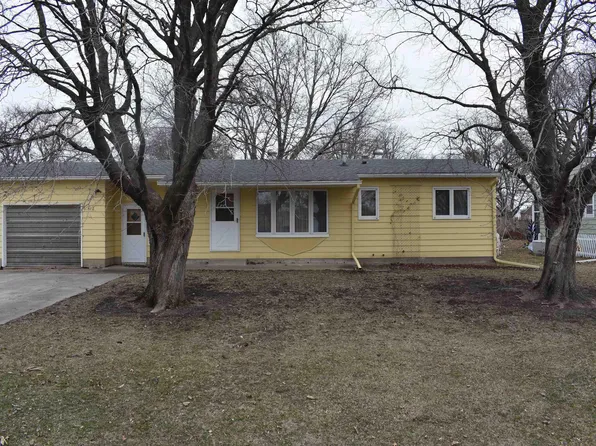 412 4th St, Washburn, IA 50702