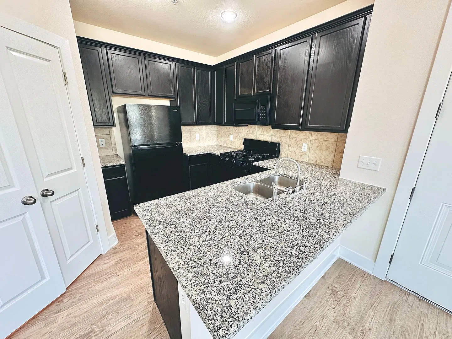 139 CREEKS - 2216 — Photo 1