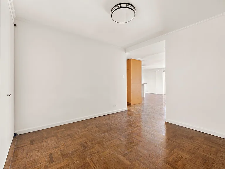 300 E 40th St #27R — Photo 3