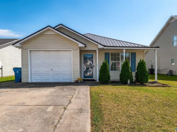303 Autumnwood Dr, Rainbow City, AL 35906