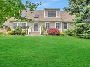 25 Cedar Pl, Oakdale, NY 11769