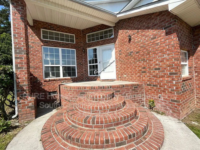 4 bed, 3.0 bath, 2000 sqft, $2,300 — Photo 2