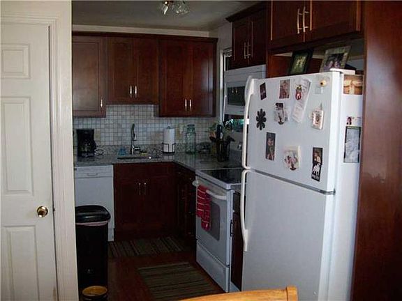 3rd image of 250 Kingston Dr