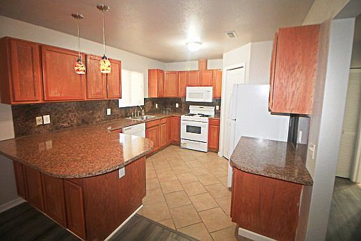 4th image of 819 Zachry Dr