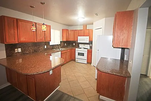 819 Zachry Dr — Photo 4