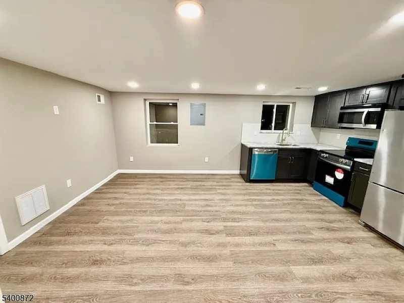 2 bed, 1.0 bath, $2,300 — Photo 4
