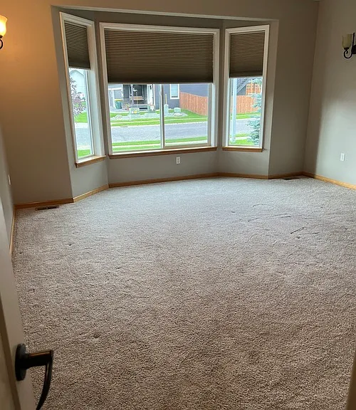 Master Bed (on main) - 16' x 15.5'