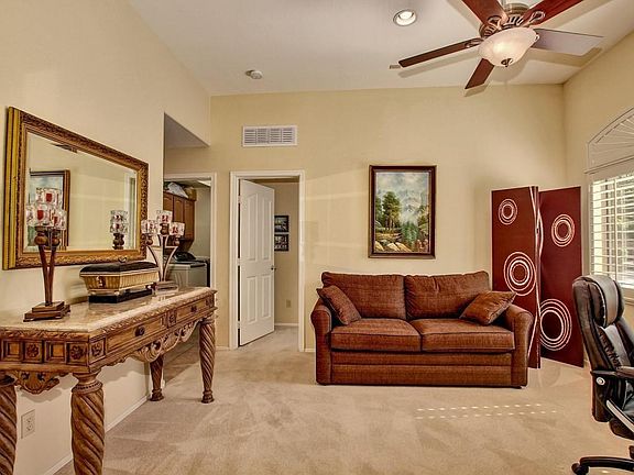 Lovely Den w/Closet