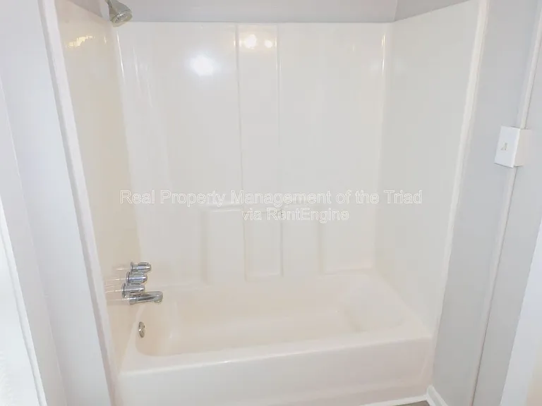504 Oxford St — Photo 13