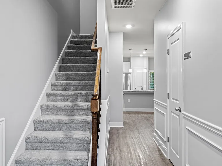 2570 Castellan Dr — Photo 8