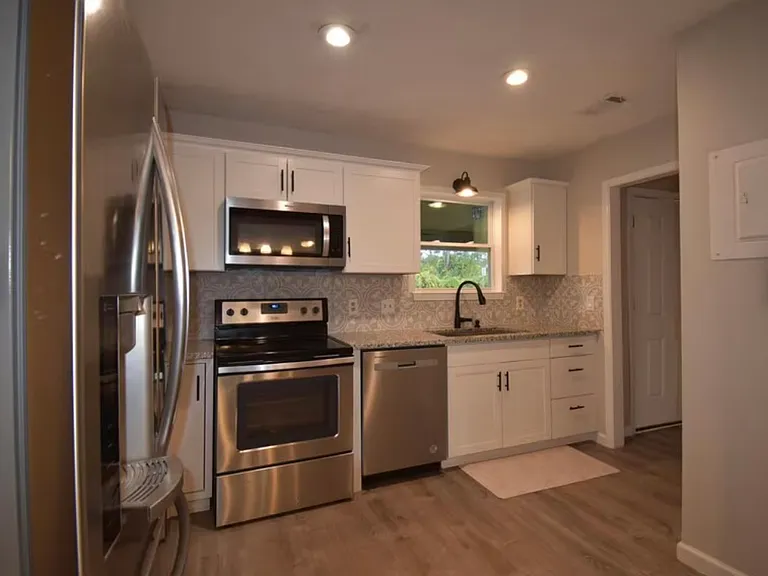 2328 Oakwood St — Photo 7