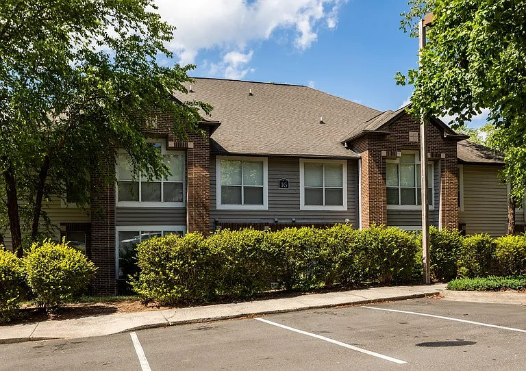 University Ridge Apartments — Photo 32