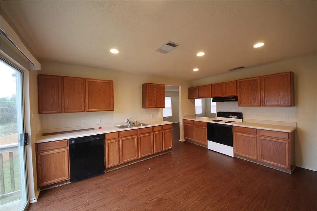 3 bed, 2.5 bath, 2186 sqft, $2,095 — Photo 4