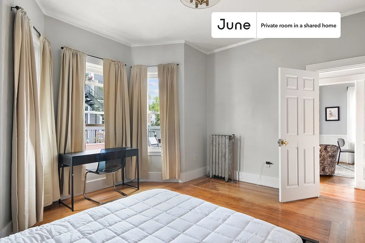 Queen bedroom in 4 bed/2.5 bath home in Allston #585 A — Photo 2