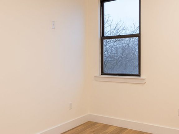 5th image of 396 Cornelia St #2B